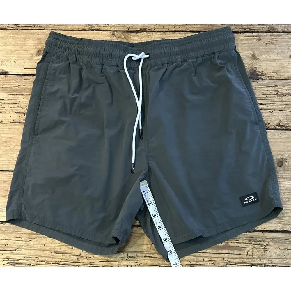 Oakley Men’s Green Standard Beach Short Size S